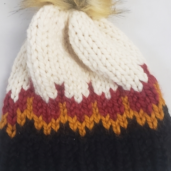 NEW! HAND-KNIT Crochet Winter Pom Pom Hat. - Picture 3 of 4